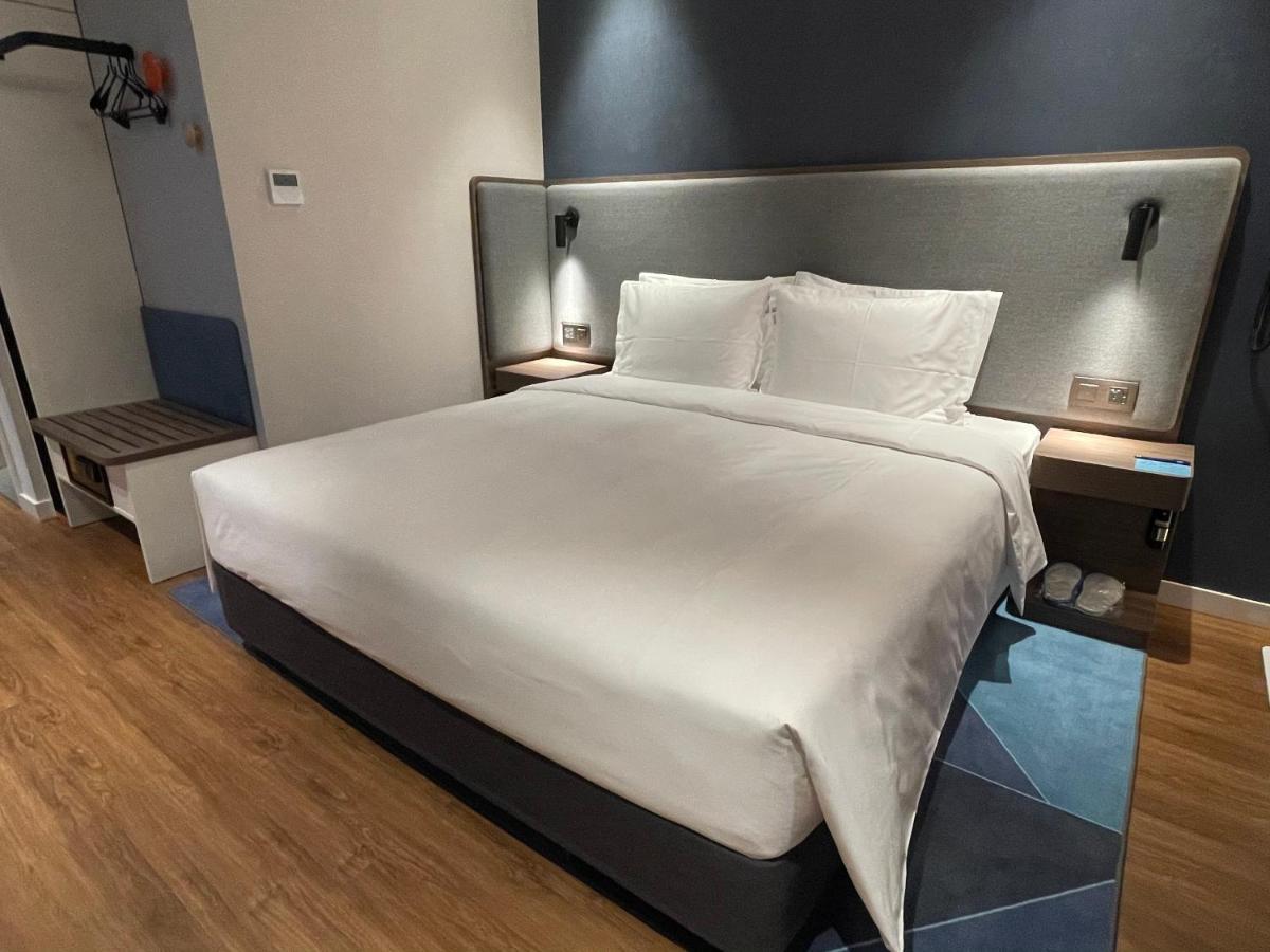 Holiday Inn Express Zhuhai Gongbei By Ihg Exterior photo