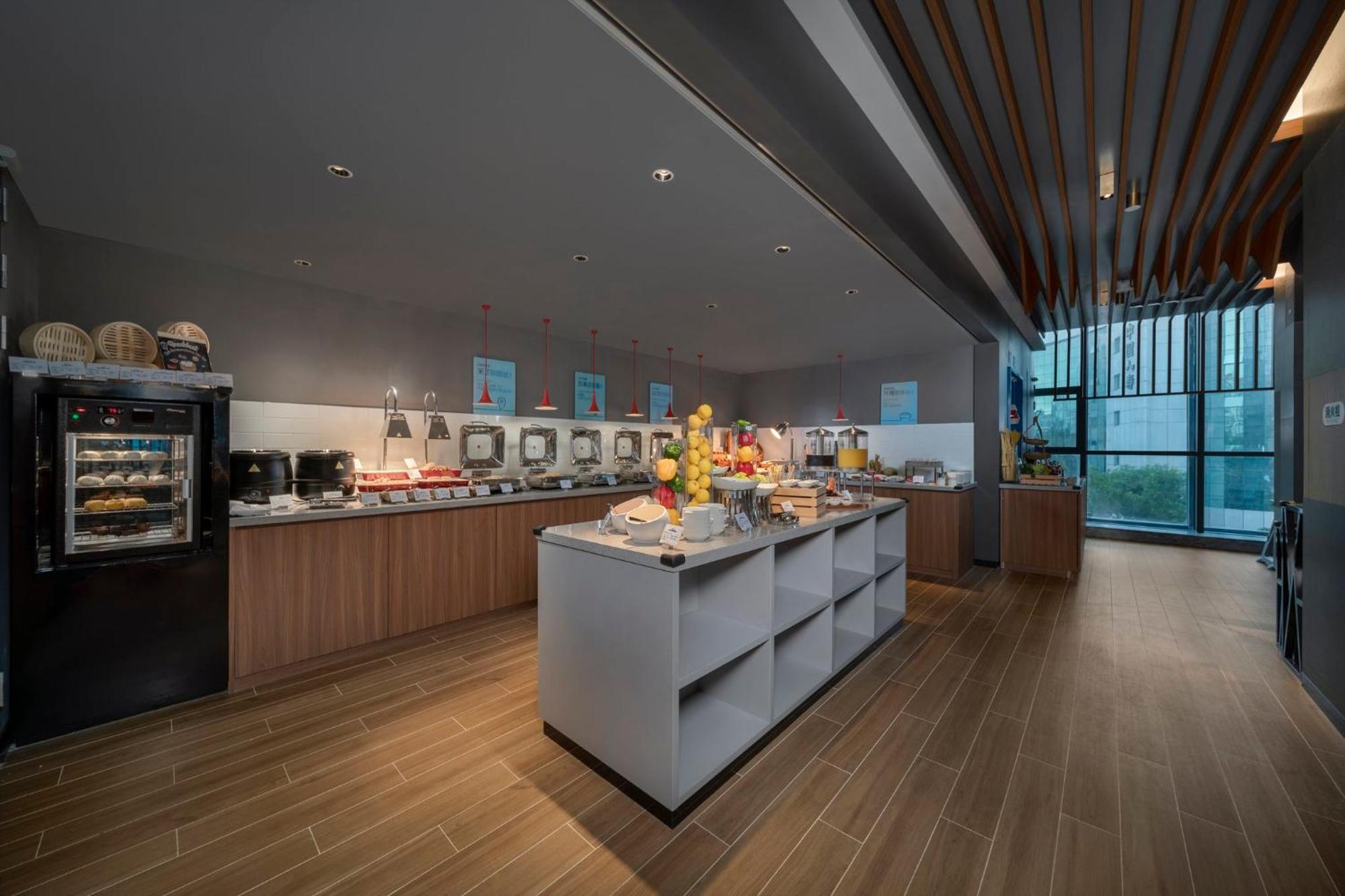 Holiday Inn Express Zhuhai Gongbei By Ihg Exterior photo